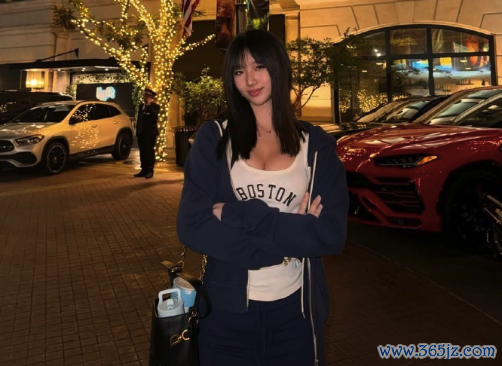小S大男儿Elly晒生计照体育游戏app平台，修身白t搭配卫衣短裙，网友：好辣好好意思