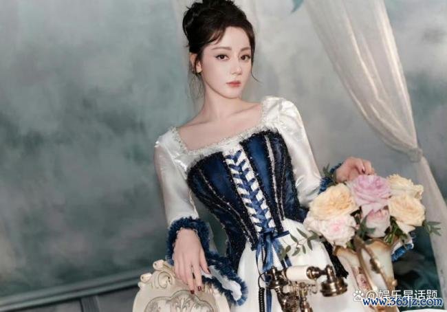 迪丽热巴玫瑰油画妆 宫廷风造型惊艳亮相