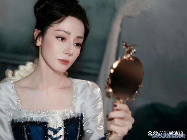 迪丽热巴玫瑰油画妆 宫廷风造型惊艳亮相
