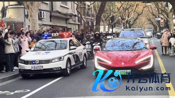 男人开仰望U9当街热舞致拥挤：警车一来秒怂